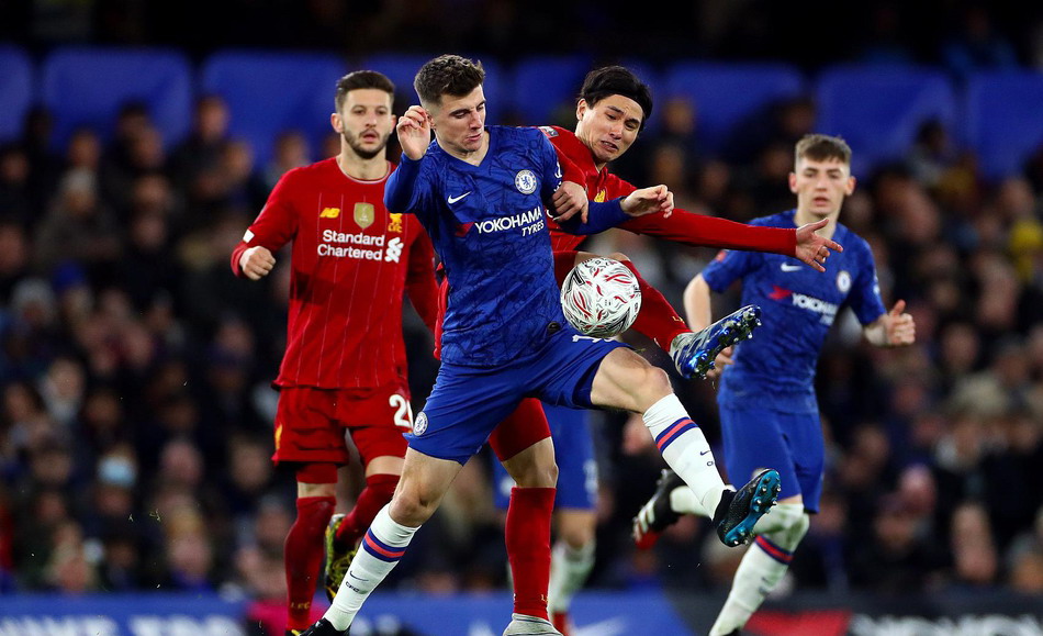 NBA：勇士主场险胜小牛