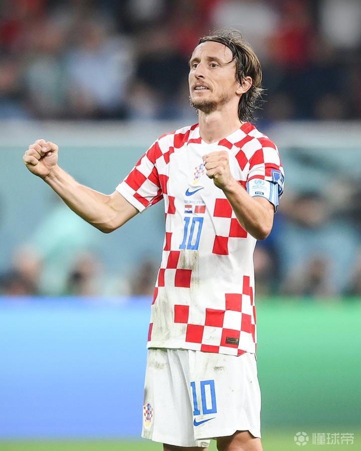 上海市政府向海港赠送冠军贺礼：木雕雄鹰和冠军奖杯刺绣